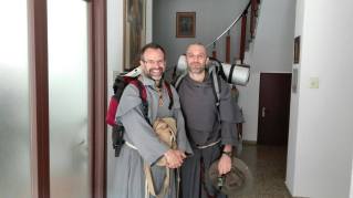 F. Antonio et Fr. Fack, franciscains conventuels, en mission itinérante.